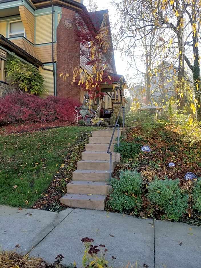 The Queen, A Victorian Bed & Breakfast