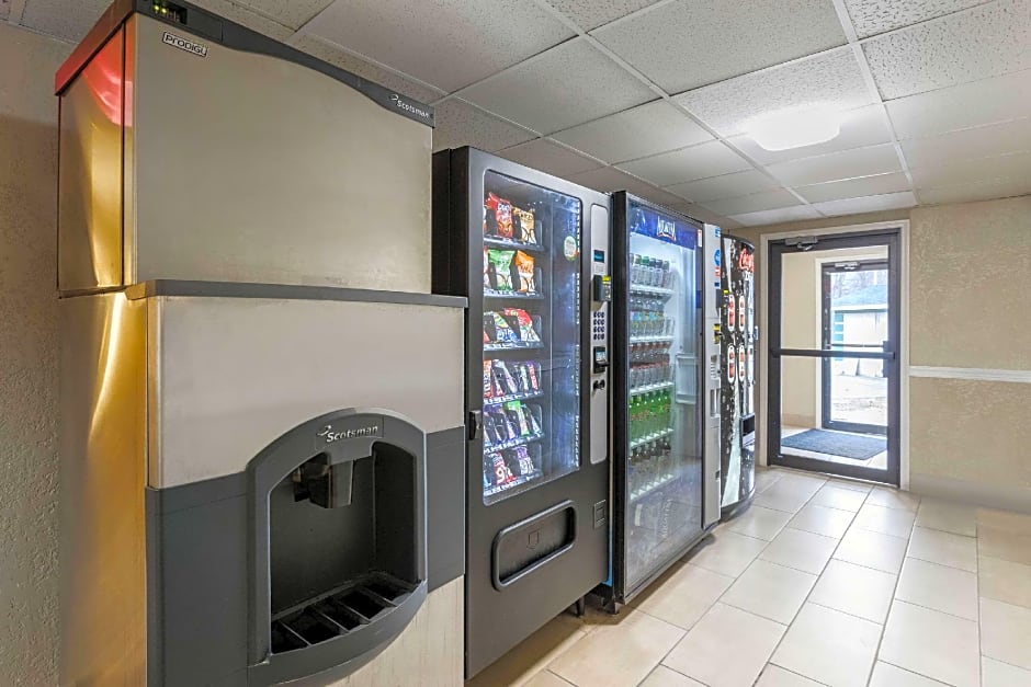 Quality Inn & Suites Des Moines - Merle Hay Road