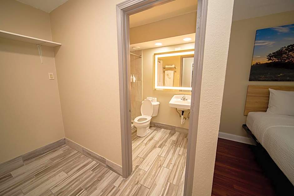Days Inn and Suites by Wyndham Hammond, IN