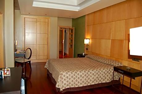 Junior Suite (2 Adults + 2 Children)