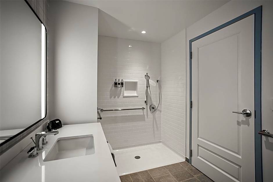 The Highlander at Radford, Tapestry Collection by Hilton