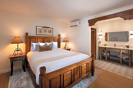 Deluxe King Suite