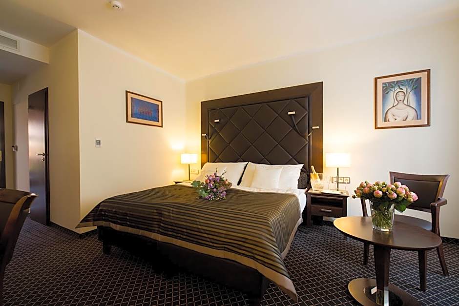 Hotel Selsky Dvur - Bohemian Village Courtyard