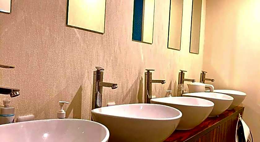 Toranomon Station Bnbplus Capsule Hotel