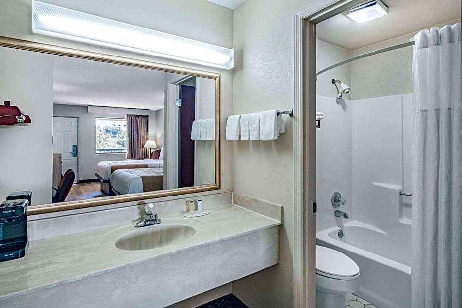 Days Inn by Wyndham Macon I-475