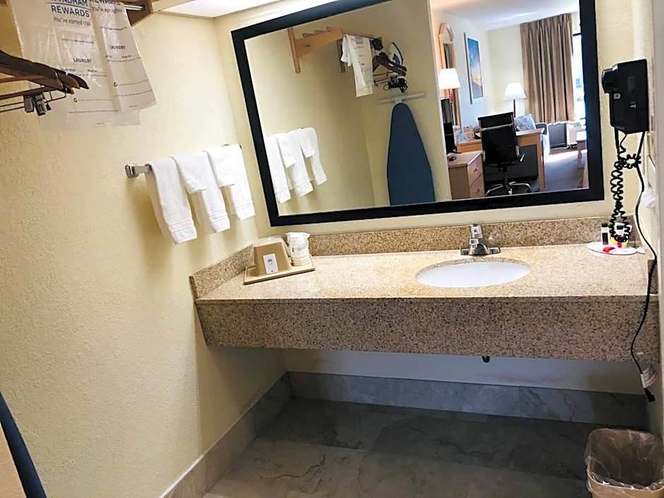 Days Inn & Suites by Wyndham Navarre - near Beaches/Hurlburt
