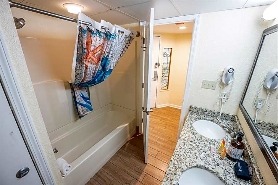 Oceanfront Views, Recently Renovated Kitchen,Pools
