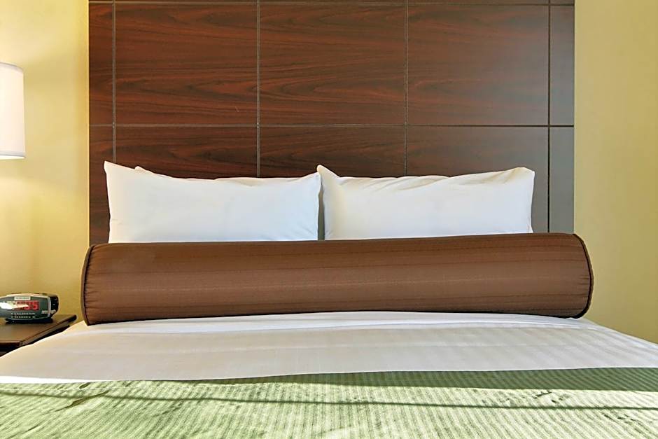 Cobblestone Hotel & Suites - McCook