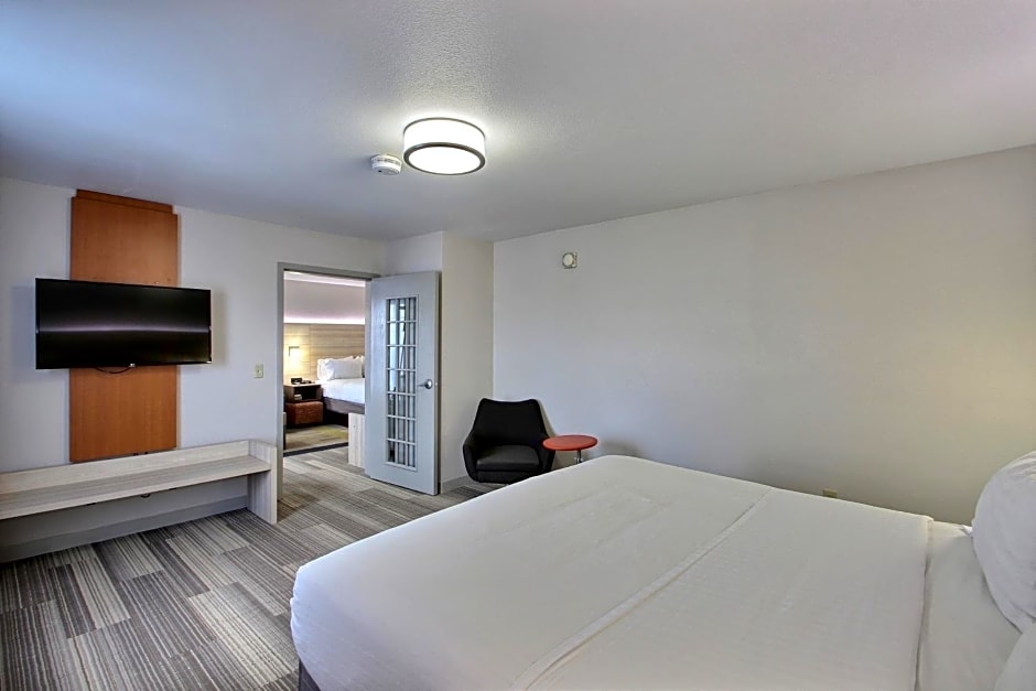 Holiday Inn Express Hotel & Suites Milwaukee Airport