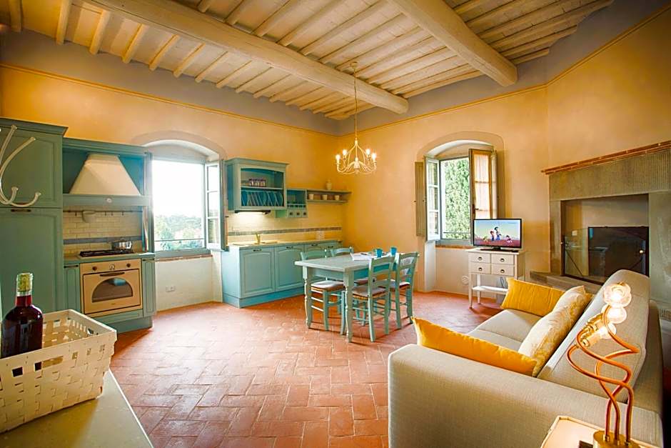 Farmhouse with swimming pool surrounded by greenery just 20 minutes from Arezzo