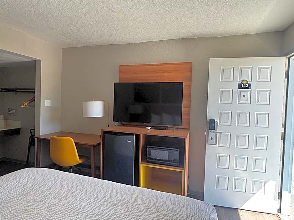 Days Inn & Suites by Wyndham Needles