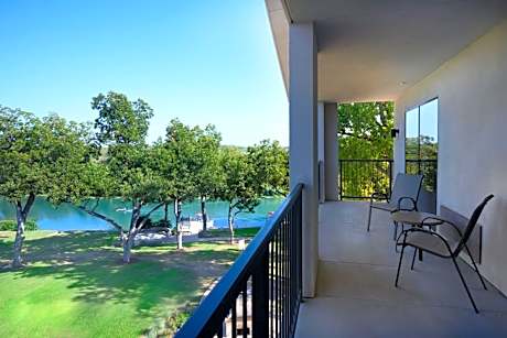 1 Bedroom 2 room Suite, 1 King, Sofa bed, River view (Mobility &amp; Hearing Accessible w/ Tub)