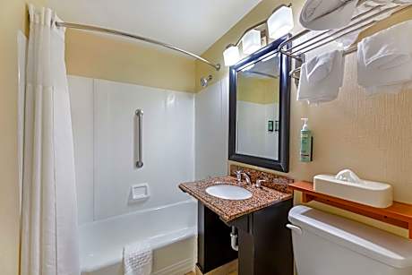 2 Double Beds Non-Smoking Larger Room Table And Chairs Refrigerator Continental Breakfast