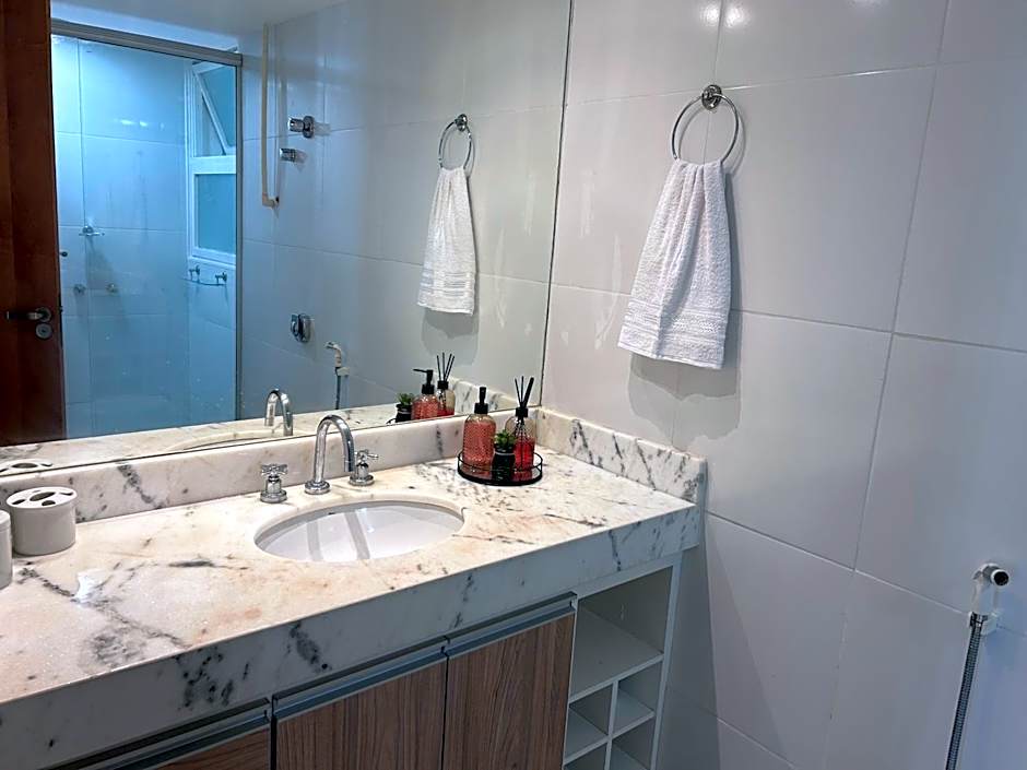 Refúgio praiano: Apto reformado a 100m da praia