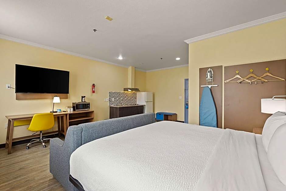 Days Inn & Suites by Wyndham Ft. Worth DFW Airport South