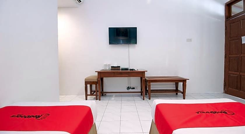 RedDoorz Plus near Alun Alun Selatan 2