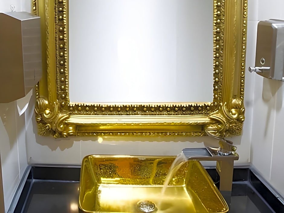 Golden Rain Hotel Old City