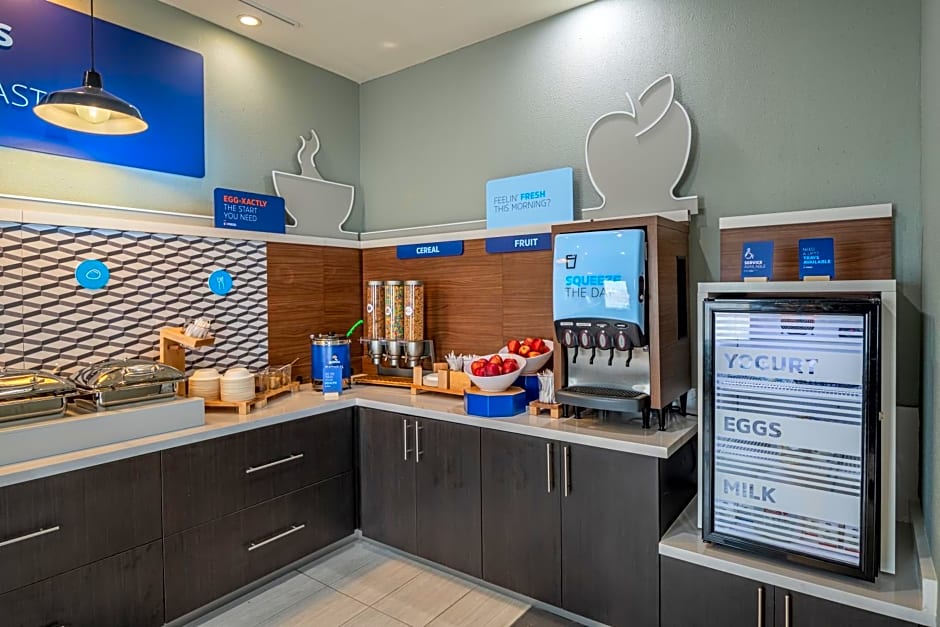 Holiday Inn Express & Suites N Waco Area - West, an IHG Hotel