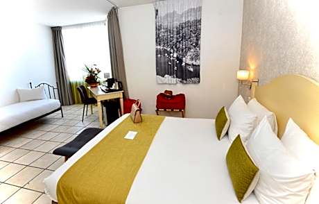 1 Queen And 1 Single Non-Smoking Family Room Twin Beds On Request