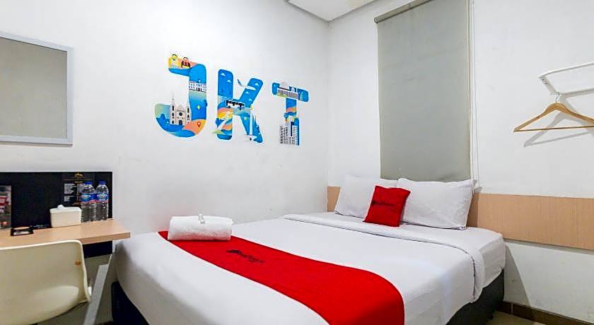 RedDoorz Plus Syariah near Mall Pondok Indah