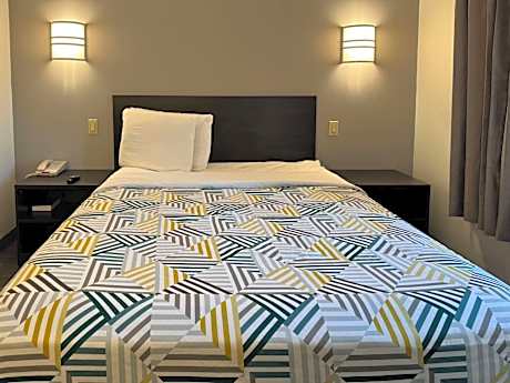 Queen Room - Disability Access - Non-Smoking