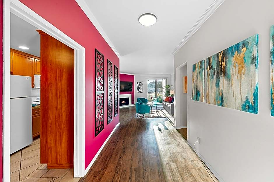 Beverly Hills Chic 2 bed 2bath with Patio and Parking 309