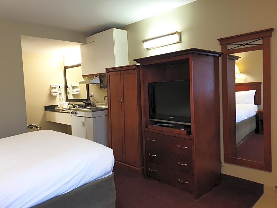 Riverland Inn & Suites