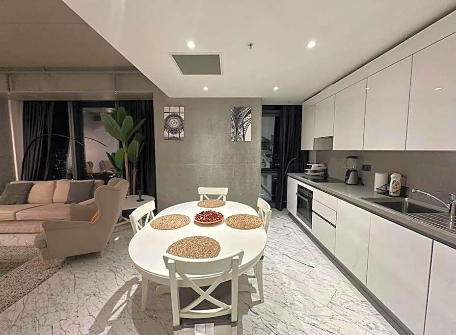 lavish apt with 180 ist view at 40F gym pool 89