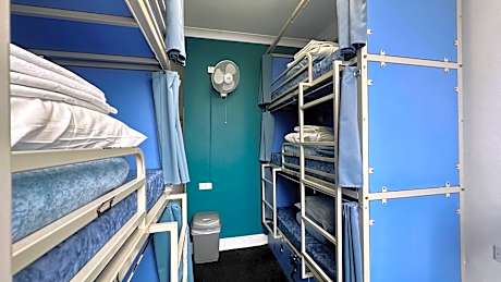 Bed in Female Dormitory Room for 6 People with Bathroom