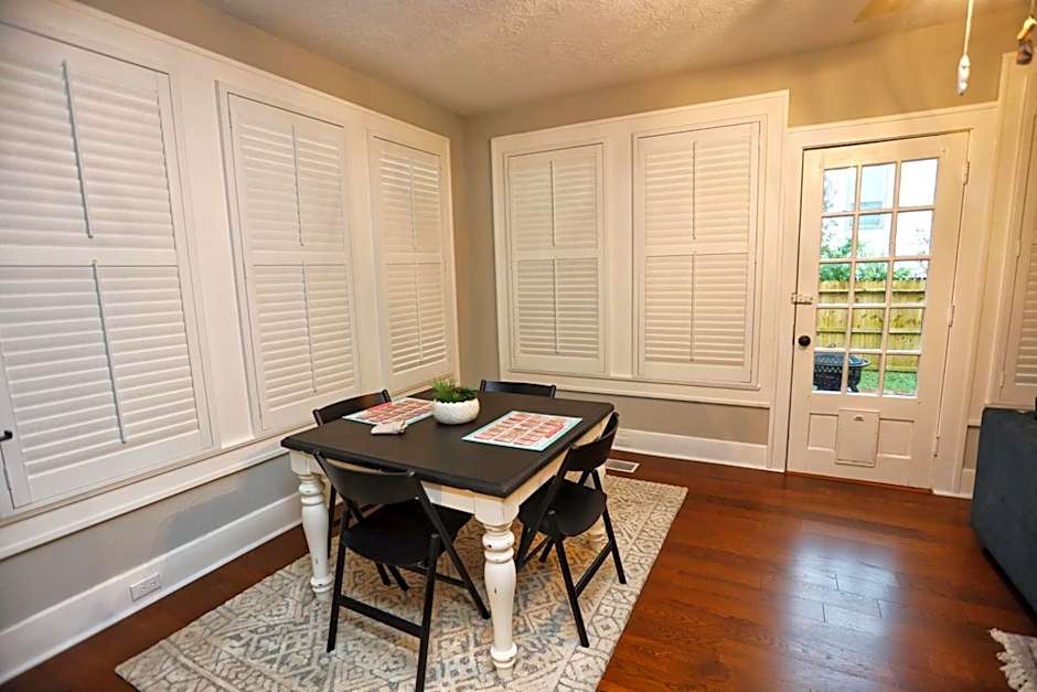 Historic Home Family Friendly Close to Seawall