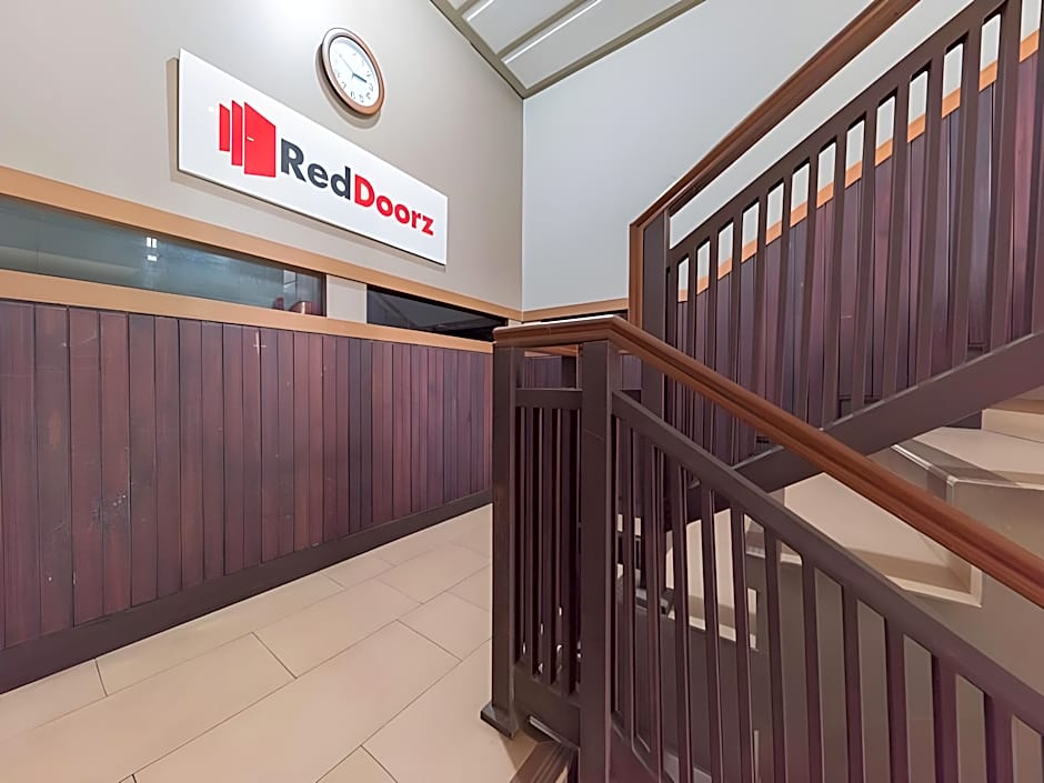 RedDoorz Syariah near Politeknik Negeri Bandung Campus – Bandung, KY