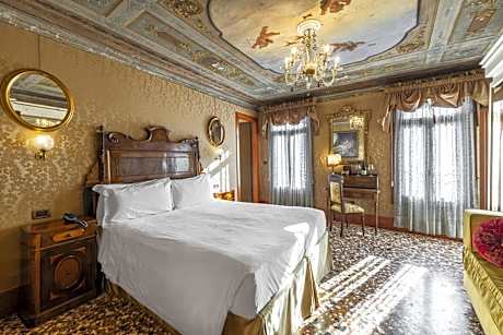 Deluxe Double or Twin Room with Terrace and Canal View