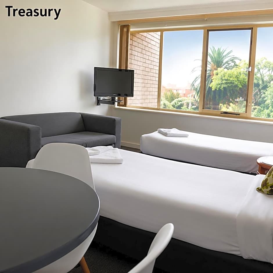 City Edge East Melbourne Apartment Hotel