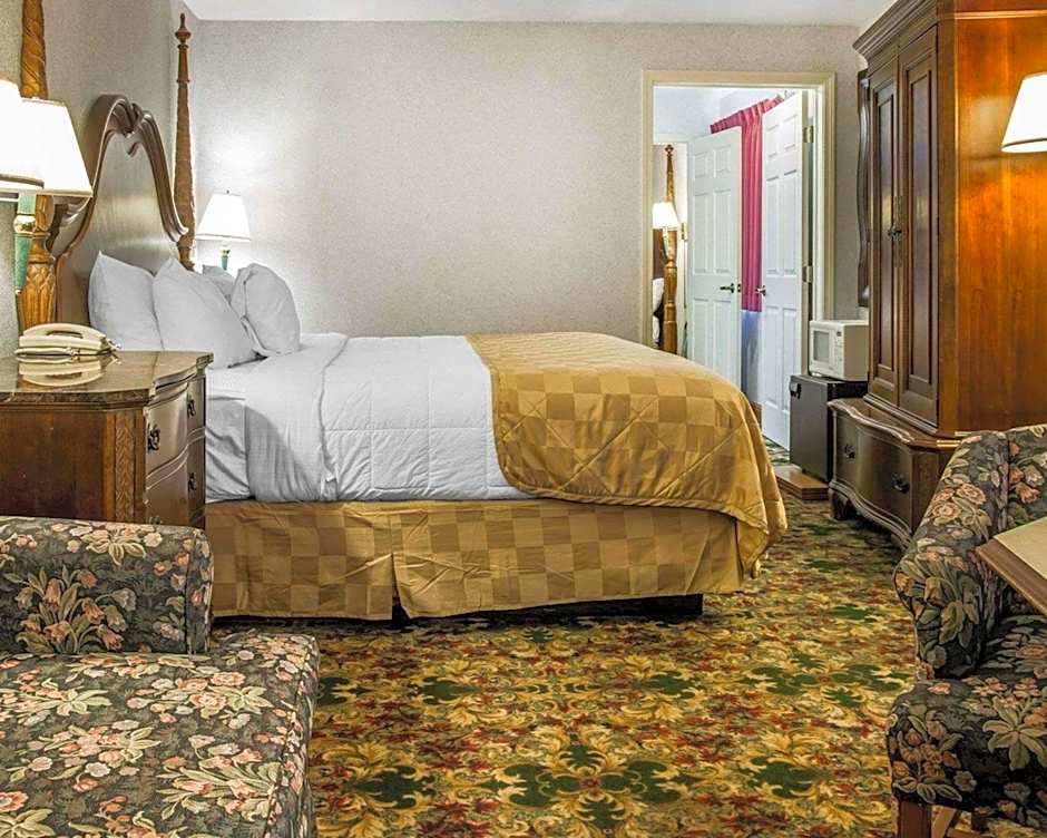 Clarion Hotel Mackinaw City Beachfront