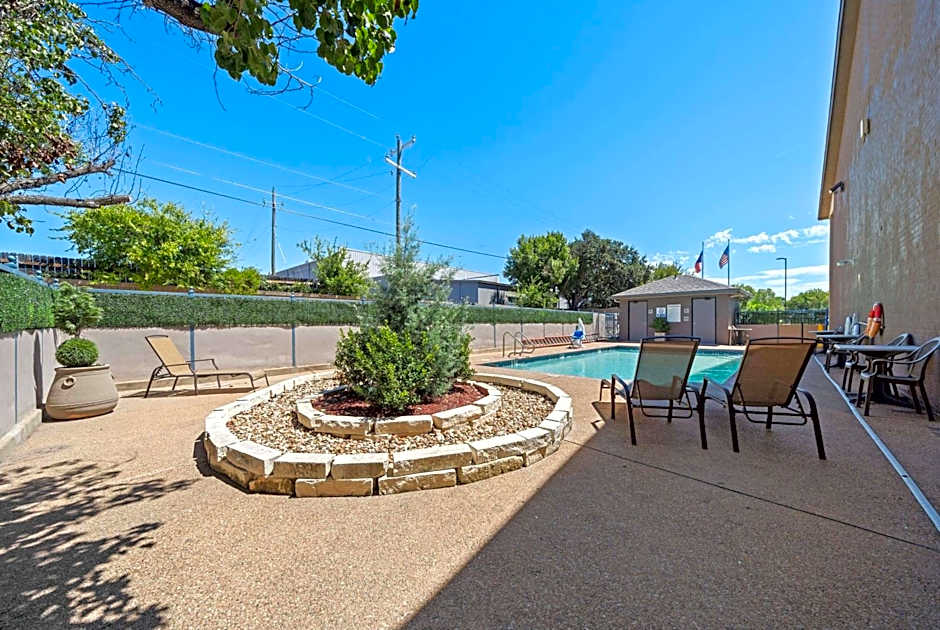 Days Inn by Wyndham Round Rock