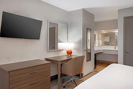 1 King Bed, Nonsmoking, Accessible