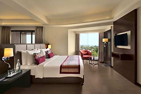 Fern Classic King Room with Sofa Bed and City View