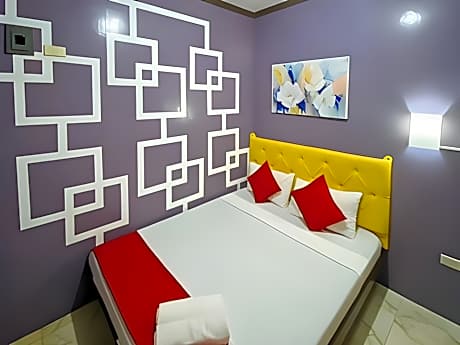 RedDoorz @ Queens Hometel