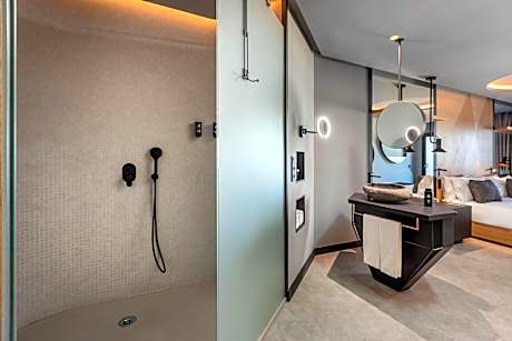 Superior Double Room, Balcony, Partial Ocean View (1 King Bed)