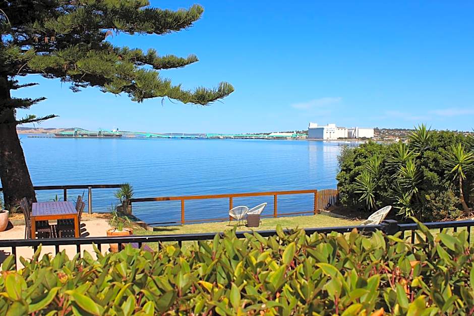 Bay 10 - Suites and Apartments