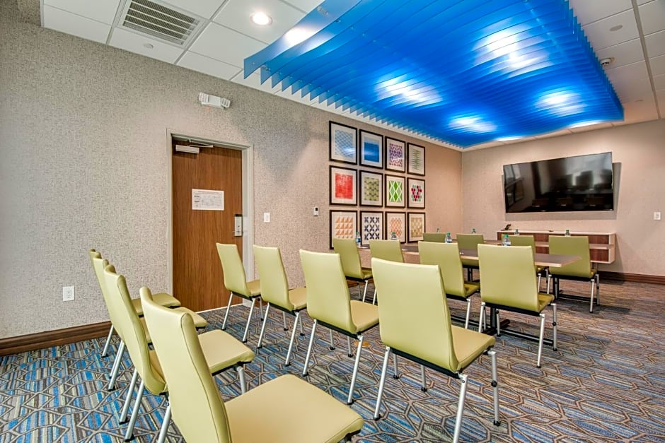 Holiday Inn Express & Suites Dallas North - Addison