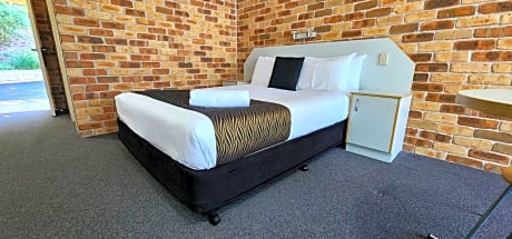 Queen Standard Room (No Pets Allowed)