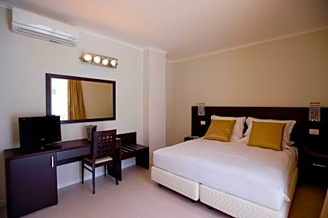 Family Suite (2 Adults + 2 Children)
