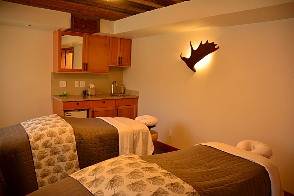 Moose Hotel and Suites
