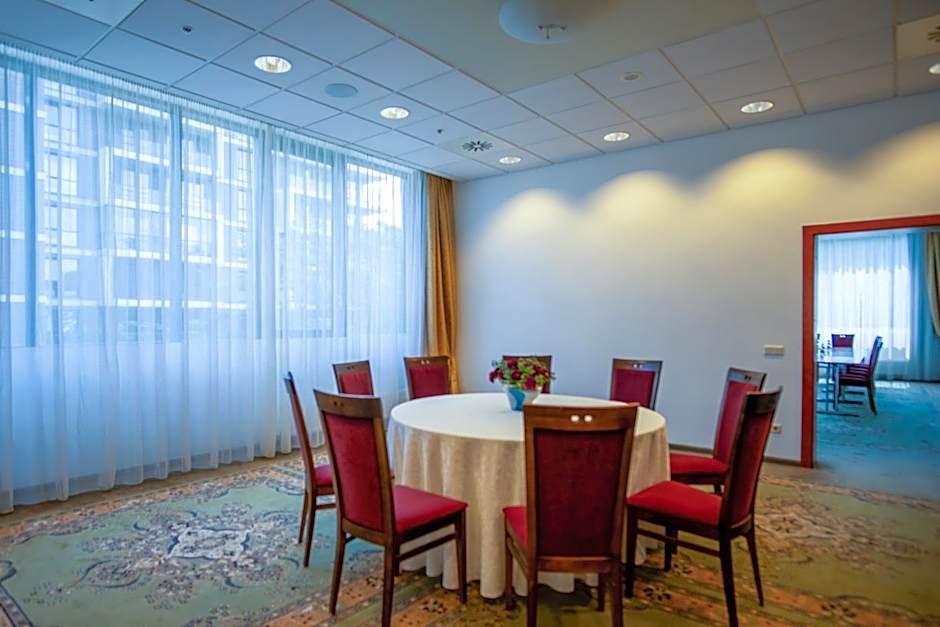 VILNIUS PARK PLAZA HOTEL, Restaurant & Terrace, Panorama Bar, Conference & Banquet Center