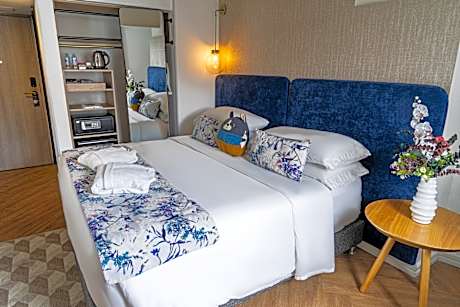 1 KING BED STUDIO BALCONY