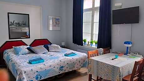 4 bed Family Hostelroom with shared shower and toilet