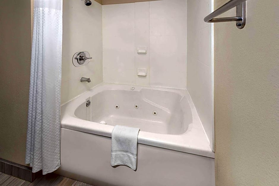 Super 8 by Wyndham Copley Akron