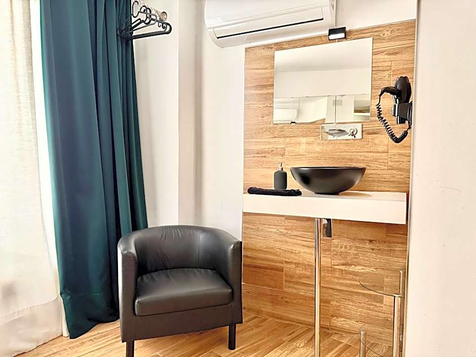 Ilustre - City-View Rooms with AC in Málaga's Old Town - Steps from Calle Larios and the Thyssen