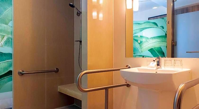 Holiday Inn Express Phuket Patong Beach Central By IHG